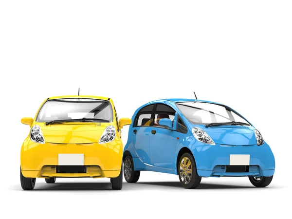 Azul y amarillo pequeños coches eléctricos ecomónicos lado a lado — Foto de Stock