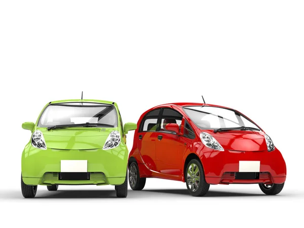 Zelené a červené malé ecomonic elektrická auta vedle sebe — Stock fotografie