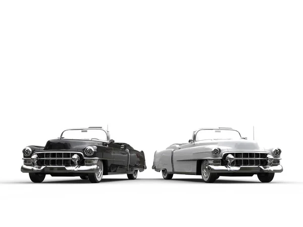 Dwa niesamowite czarno-białe zabytkowych samochodów - obok siebie — Zdjęcie stockowe