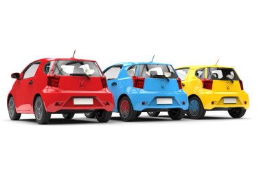 Modern kompakt kentsel elektrikli arabalar kırmızı, mavi ve sarı - arkadan görünüm