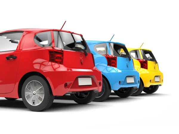Modernos coches eléctricos urbanos compactos en rojo, azul y amarillo - vista trasera de cerca —  Fotos de Stock