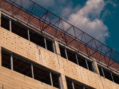 Terk edilmiş binada yapım aşamasında