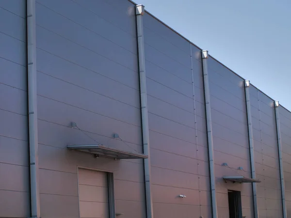 Сучасна складська будівля з алюмінієвим фасадом — стокове фото