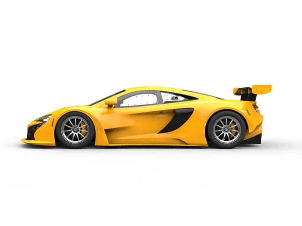 Gelb glänzender moderner Rennwagen - Seitenansicht — Stockfoto