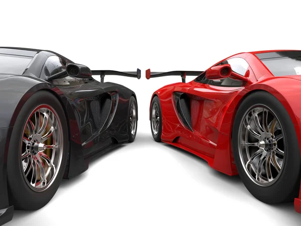 Supercars impressionnants noirs et rouges côte à côte roues gros plan — Photo