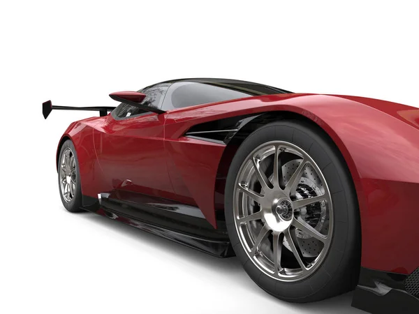 Maroon спортивний автомобіль - Передні колеса крайню крупним планом постріл — стокове фото