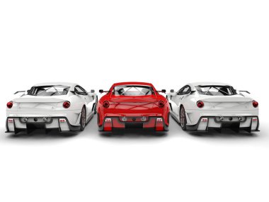 Yüce kırmızı spor araba ortasında iki beyaz araba - arkadan görünüm