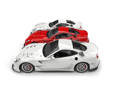 İki beyaz araba ortasında sıcak kırmızı spor araba