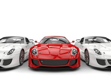 İki beyaz araba ortasında Yüce kırmızı spor araba