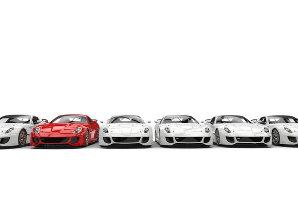 Voiture de sport rouge se distingue dans une rangée de voitures génériques blanches vue de face — Photo
