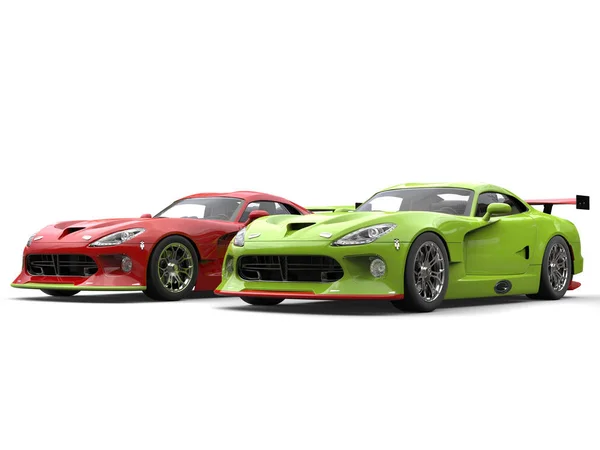 Rojos furiosos y locos coches de carreras verdes lado a lado en la línea de salida - Ilustración 3D —  Fotos de Stock