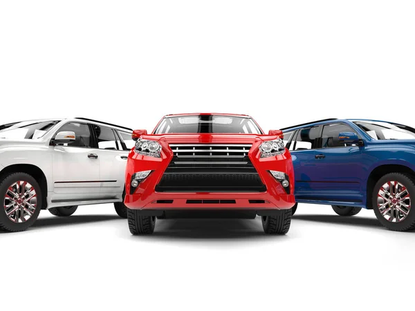 Impressionante SUV moderno vermelho com carros brancos e azuis de cada lado — Fotografia de Stock