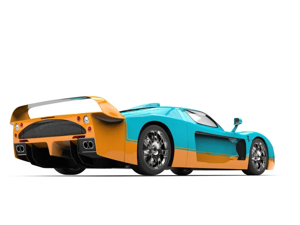 Concepto de turquesa super coche con detalles de color naranja - vista trasera de bajo ángulo de tiro —  Fotos de Stock