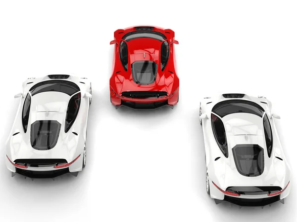 Спортивные автомобили Aston Martin - красный и белый рядом - вид сверху — стоковое фото