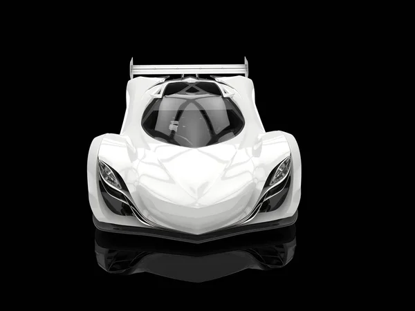 干净的白色的未来派赛车概念车-黑展厅射击-前视图 — 图库照片