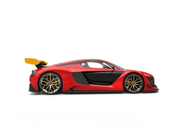 Furioso coche de carreras rojo con el alerón trasero amarillo - vista lateral — Foto de Stock