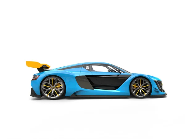 Синий спортивный автомобиль с желтым крылом спойлера - вид сбоку — стоковое фото