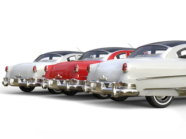 Royal red rocznika samochodu wyróżniają się pomiędzy białe samochody - widok z tyłu — Zdjęcie stockowe