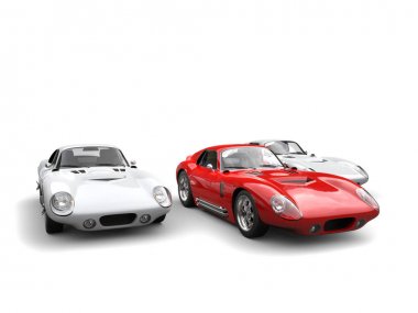 Kırmızı ve beyaz vintage yarış arabaları - yarışı önde gelen kırmızı