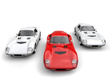 Kırmızı ve beyaz vintage yarış arabaları - yarışı önde gelen kırmızı - üstten görünüm ön