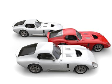 Kırmızı ve beyaz vintage yarış arabaları - yarışı önde gelen kırmızı - yan görünüm