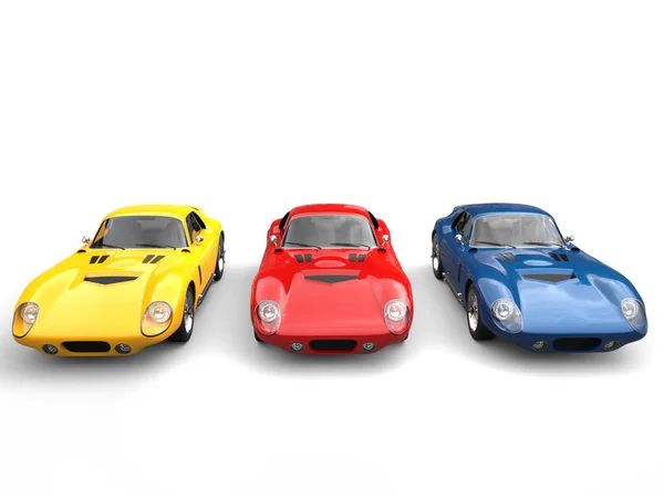 Дивовижні старовинні автомобілі зі спортивними - червоний, синій і жовтий — стокове фото