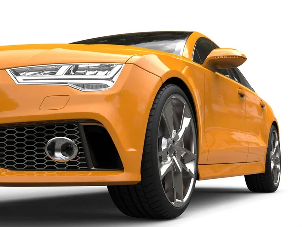 カドミウム黄色のモダンなビジネス車 - ローアングル正面カットを撮影 — ストック写真