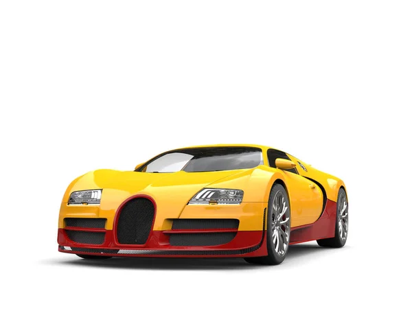 Sol amarelo moderno super carro esportivo com detalhes vermelhos furiosos — Fotografia de Stock
