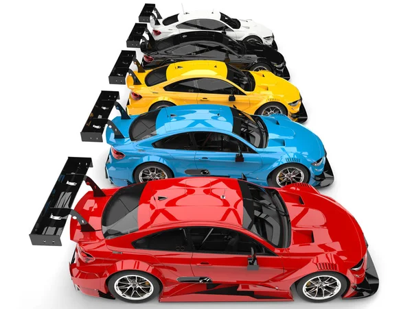 Rzędu kolorowe nowoczesne super wyścig samochodów - góry na dół widok z boku — Zdjęcie stockowe