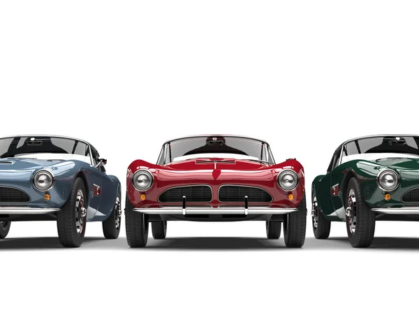 Erstaunliche rote Oldtimer-Sportwagen mit blauen und grünen Autos auf jeder Seite — Stockfoto
