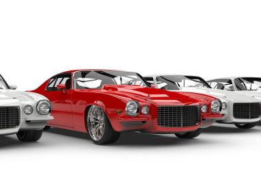 Parlak kırmızı güzel eski model Amerikan araba - öne çıkmaktadır