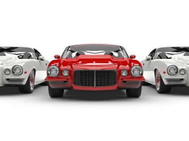 Parlak kırmızı güzel eski model Amerikan araba - beyaz araba haddimi standları