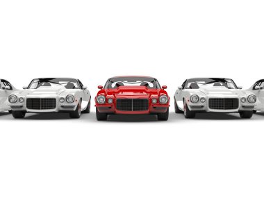 Güzel kırmızı vintage Amerikan araba beyaz arabalar arasında öne çıkıyor