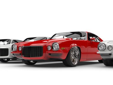 Güzel kırmızı vintage Amerikan arabası öne çıkmaktadır