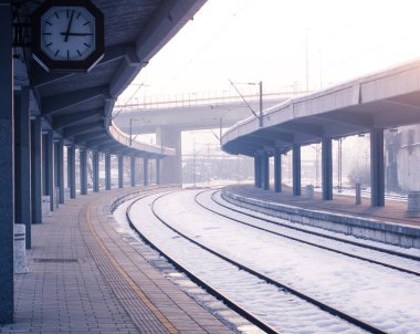 Sisli kış zamanında boş tren istasyonu
