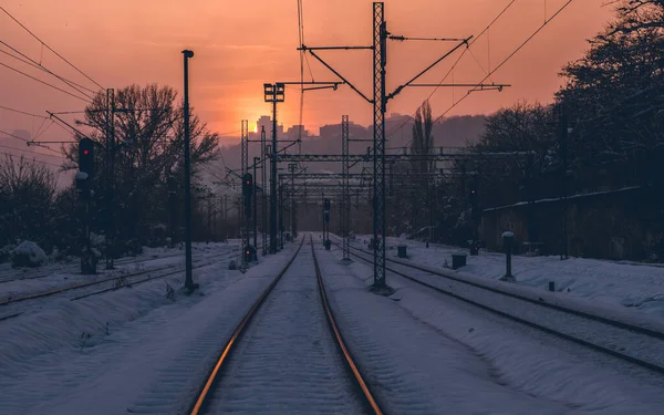 Rutas Tren Vacías Cubiertas Nieve Atardecer — Foto de Stock