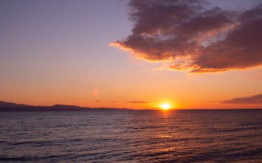 Denizin üzerinde güzel bir gün batımı