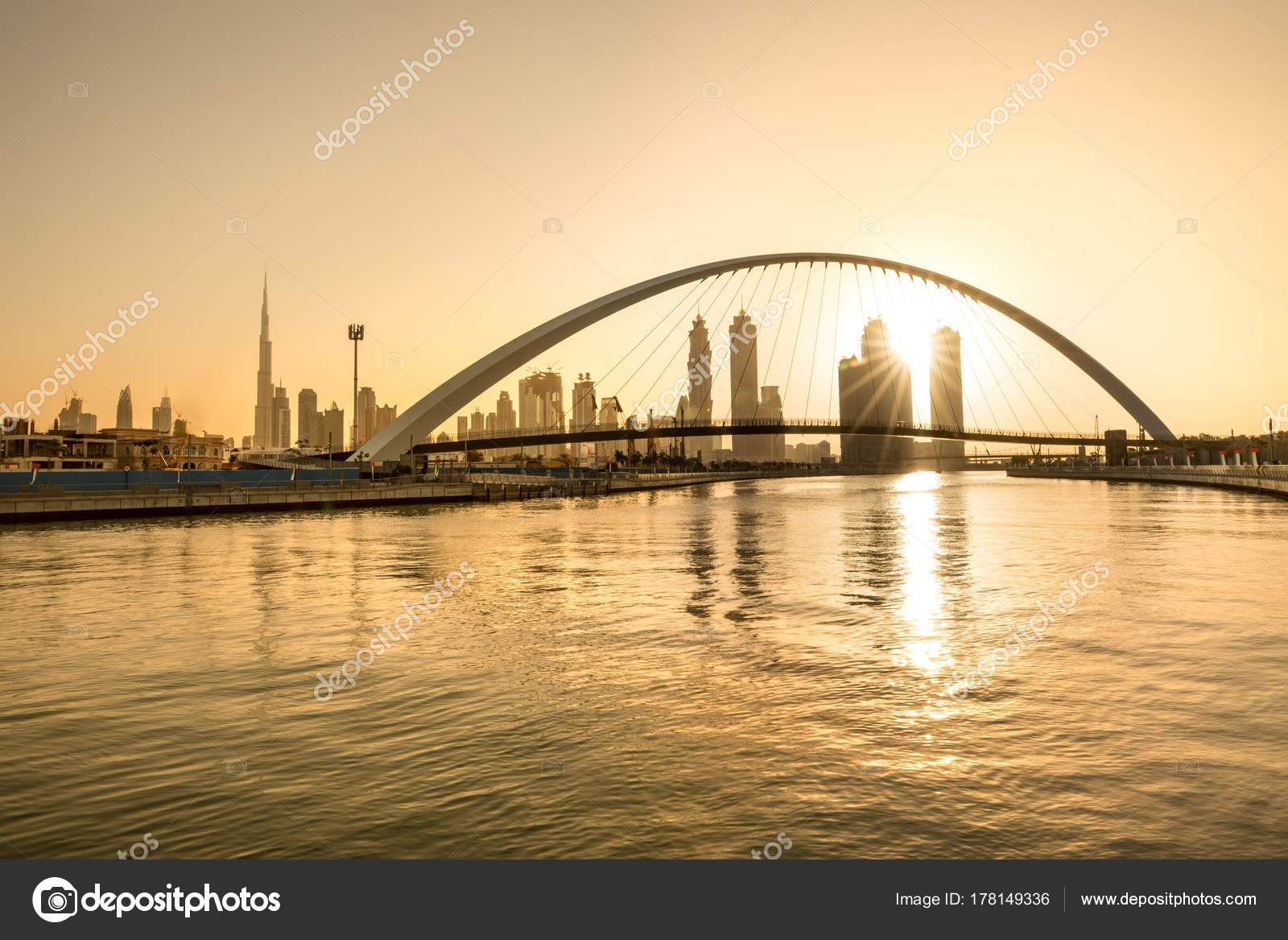 Lever Du Soleil Sur Lhorizon De Dubaï Photographie