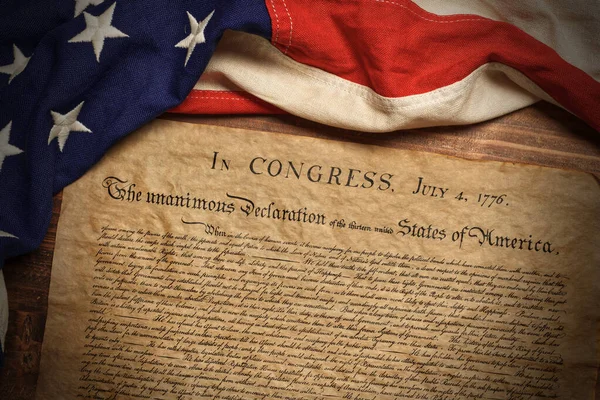 Декларація незалежності США з давнім американським прапором. — стокове фото