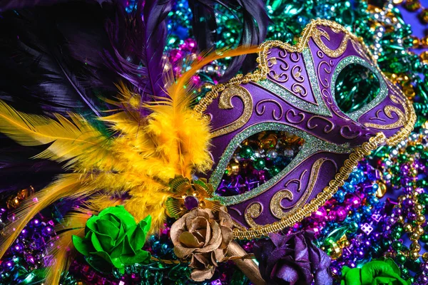 Colorido Mardi Gras Máscara Carnaval Fundo Roxo Com Contas — Fotografia de Stock