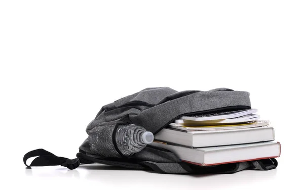 Школьный рюкзак на белом фоне с книгами и спиральными блокнотами — стоковое фото
