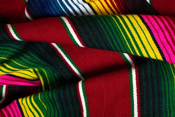 Colorida manta de serape mexicana creando un fondo —  Fotos de Stock