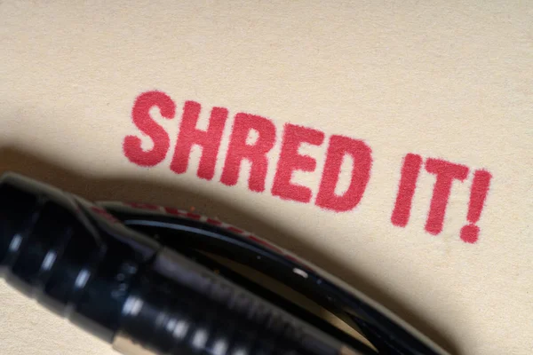 Shred Het gestempeld op manilla bestand folder- privacy concept — Stockfoto