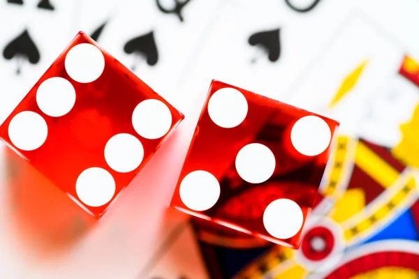 Dice and playing cards with poker hand — Stock Photo, Image