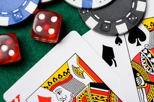 Πόκερ μάρκες, παίζοντας χαρτιά και ζάρια σε ένα πράσινο backgrorund. τυχερά παιχνίδια — Φωτογραφία Αρχείου