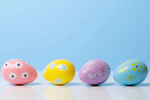 Huevos de Pascua pintados sobre un fondo colorido — Foto de Stock