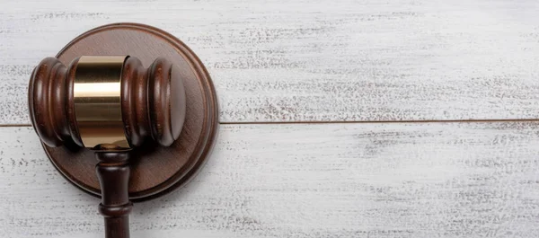 Gavel e pedestal em um fundo de madeira branca com espaço de cópia — Fotografia de Stock