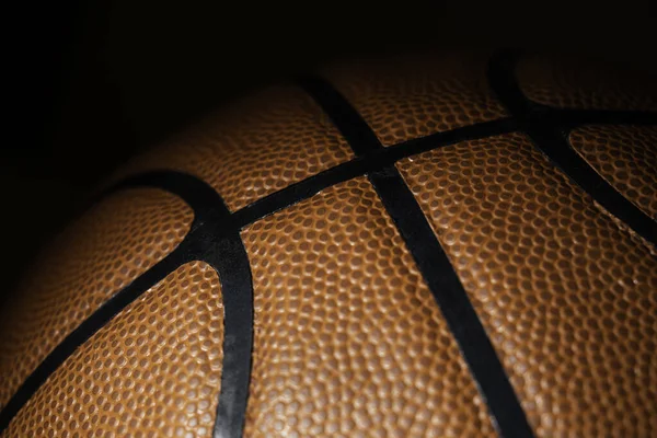 Zbliżenie skórzanej koszykówki na czarny — Zdjęcie stockowe