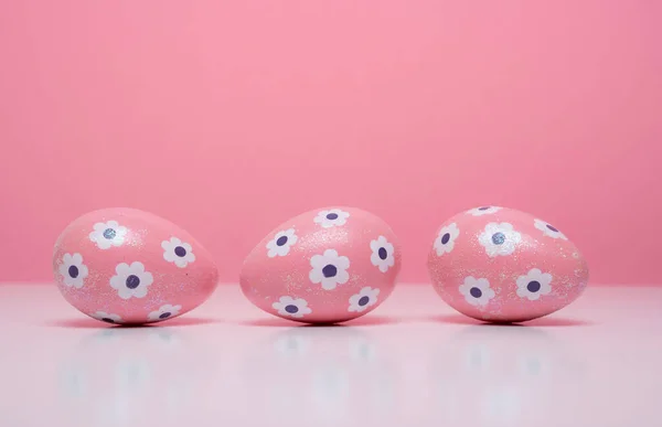 Раскрашенные пасхальные яйца на красочном фоне — стоковое фото
