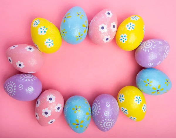 Ovos de Páscoa pintados em um fundo colorido — Fotografia de Stock